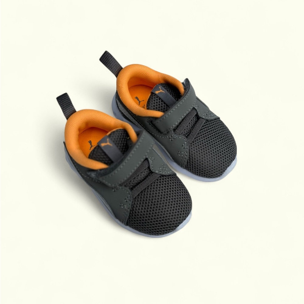 Puma athletic toddler shoe size 4C Velcro